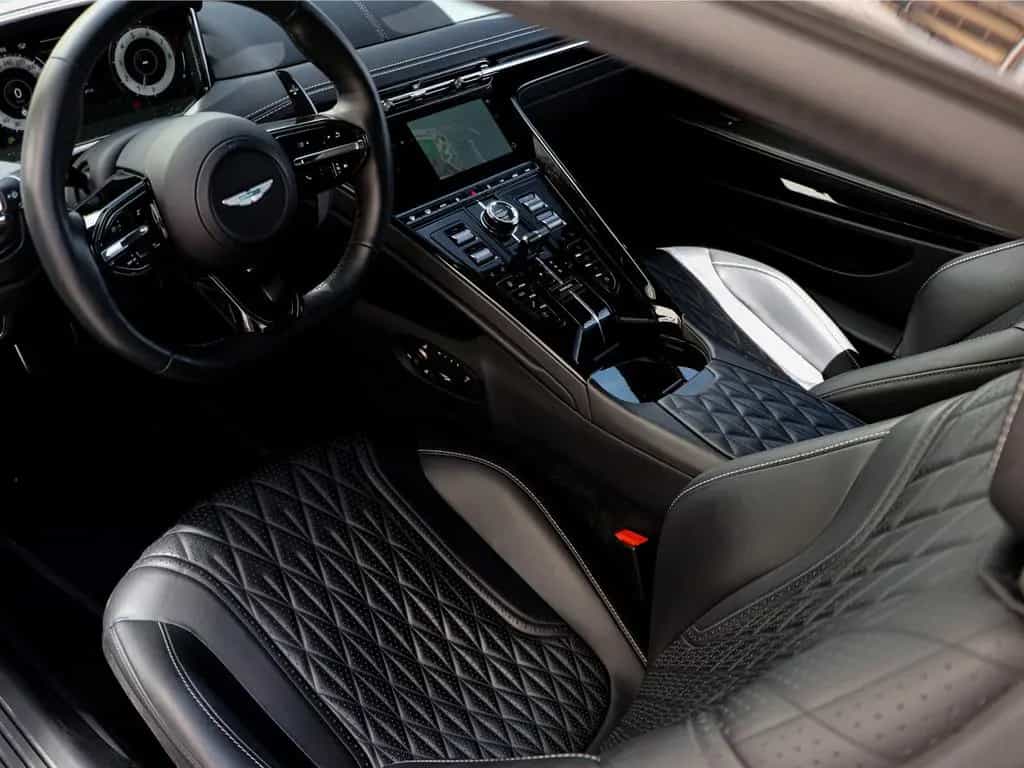 Aston Martin DB12 4.0 V8 01/2025-photo-13