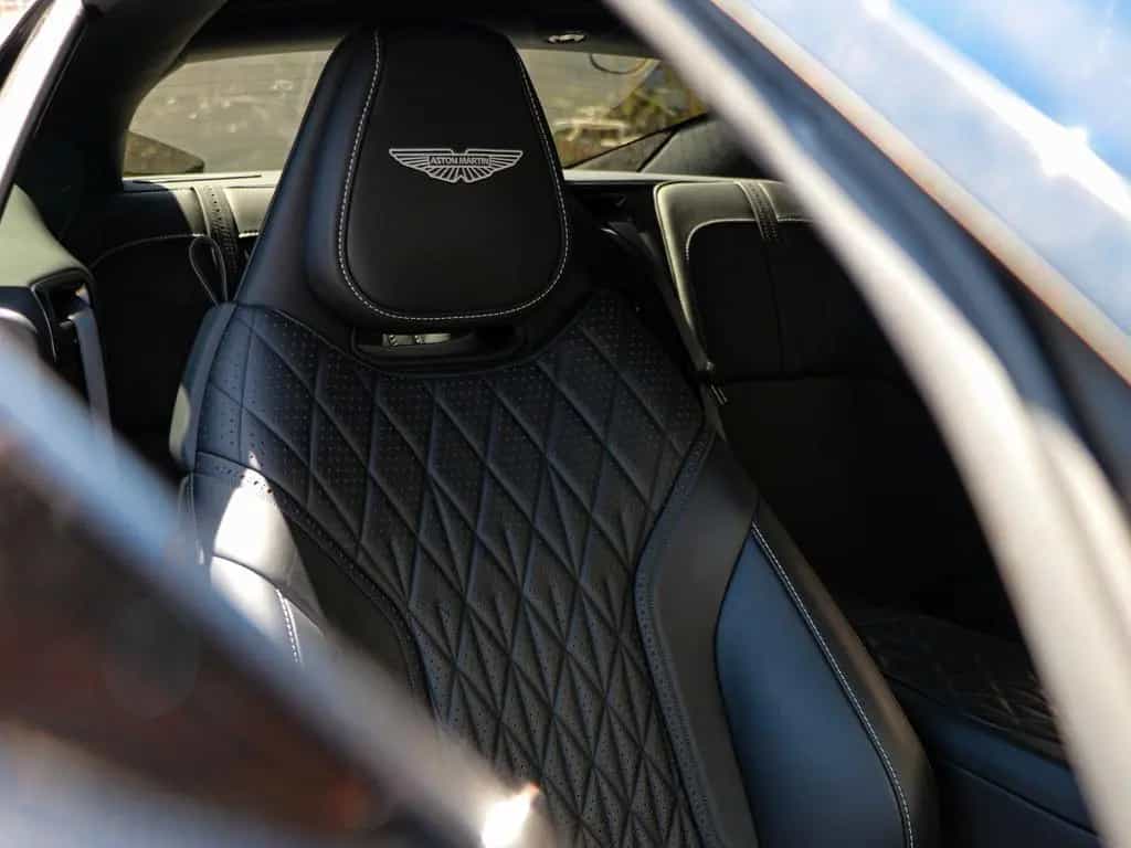 Aston Martin DB12 4.0 V8 01/2025-photo-17