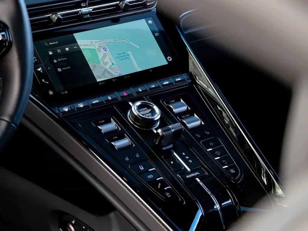 Aston Martin DB12 4.0 V8 01/2025-photo-18