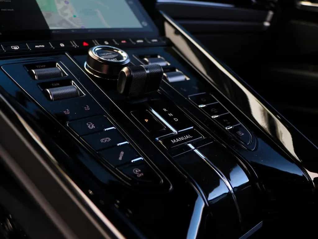 Aston Martin DB12 4.0 V8 01/2025-photo-19