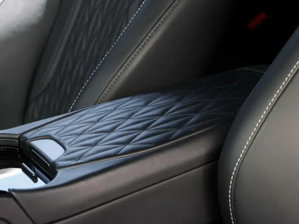 Aston Martin DB12 4.0 V8 01/2025-photo-24