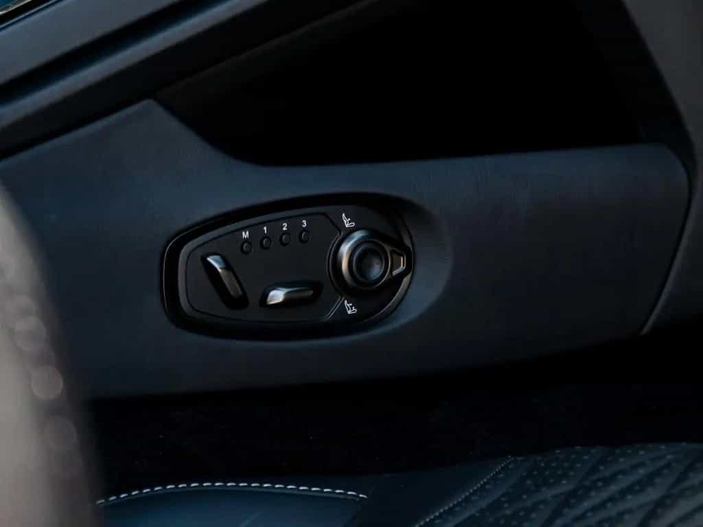 Aston Martin DB12 4.0 V8 01/2025-photo-30