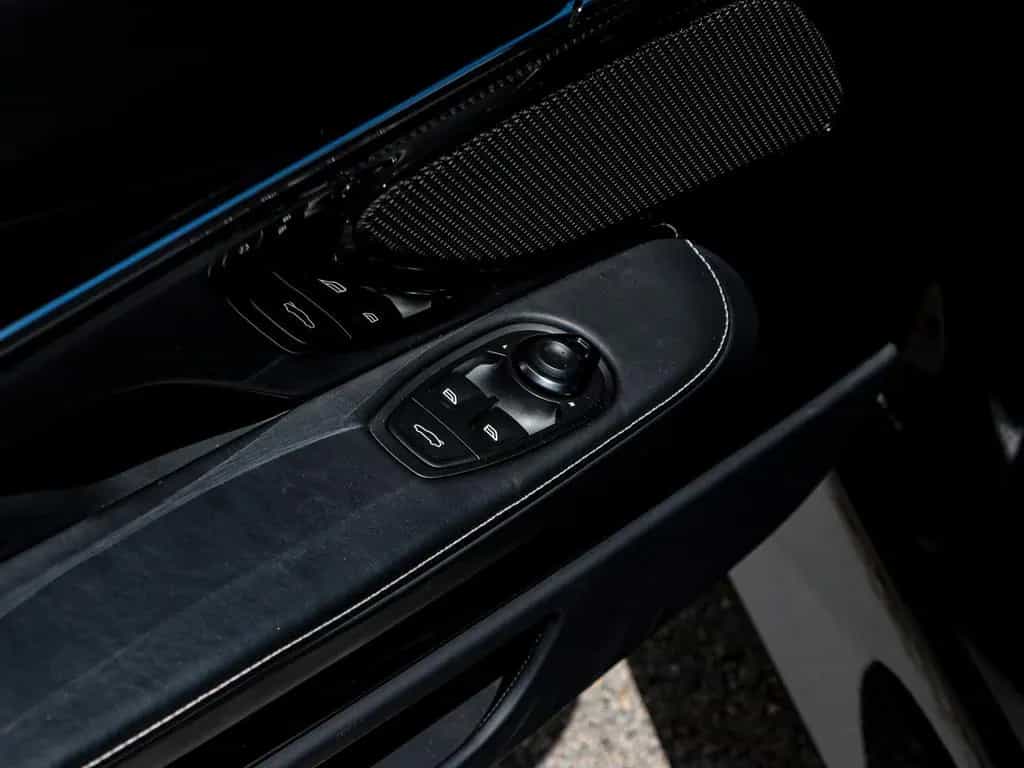 Aston Martin DB12 4.0 V8 01/2025-photo-32