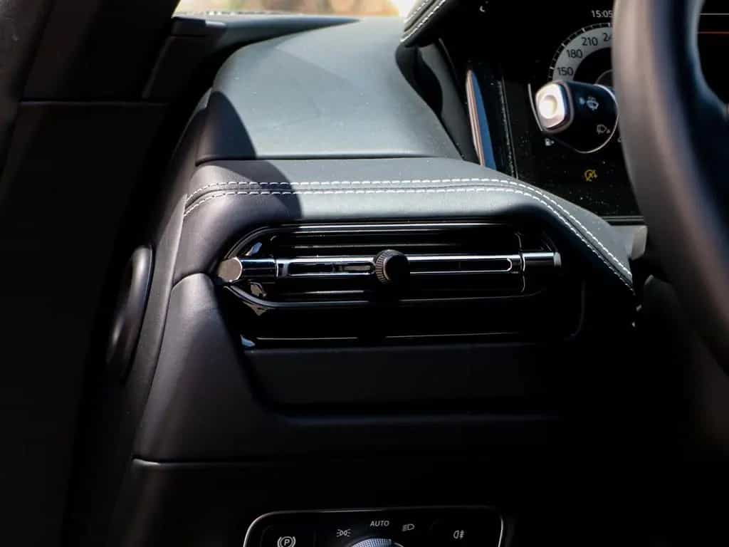 Aston Martin DB12 4.0 V8 01/2025-photo-33