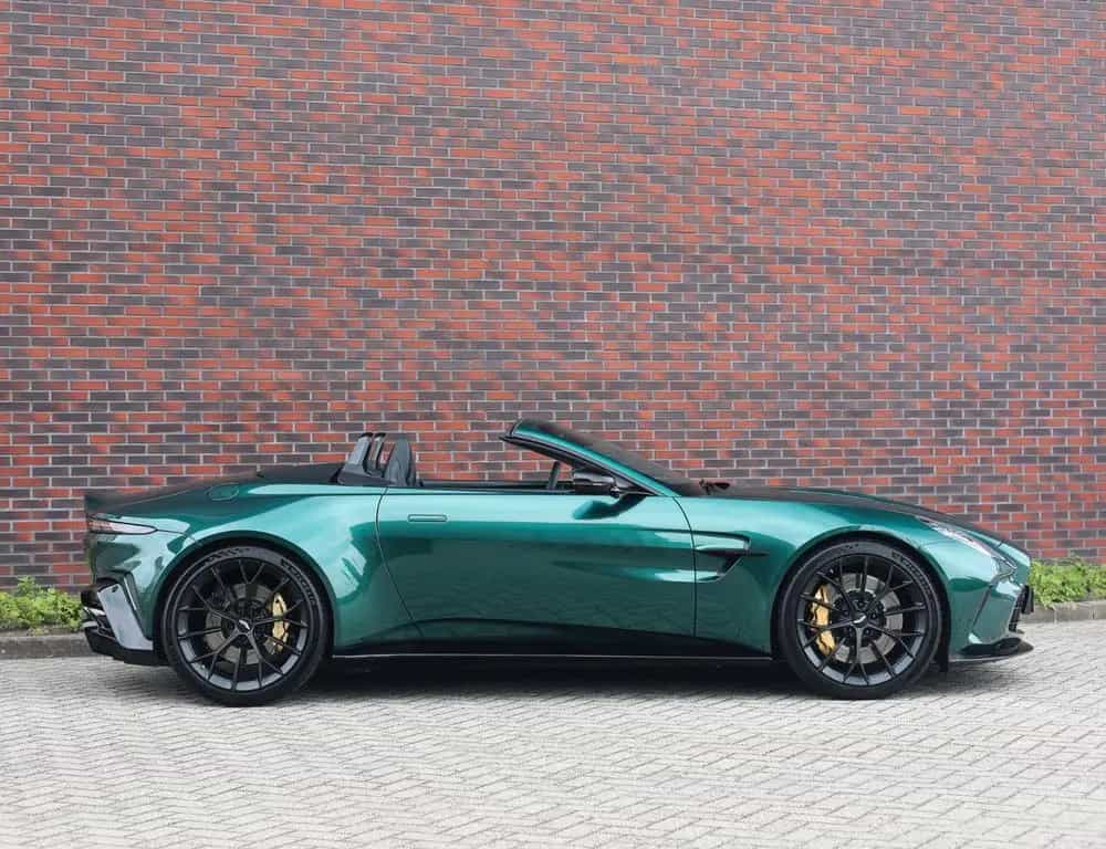 Aston Martin V8 Vantage Vantage Roadster 4.0 V8 | Malachite - B&W 09/2025-photo-13
