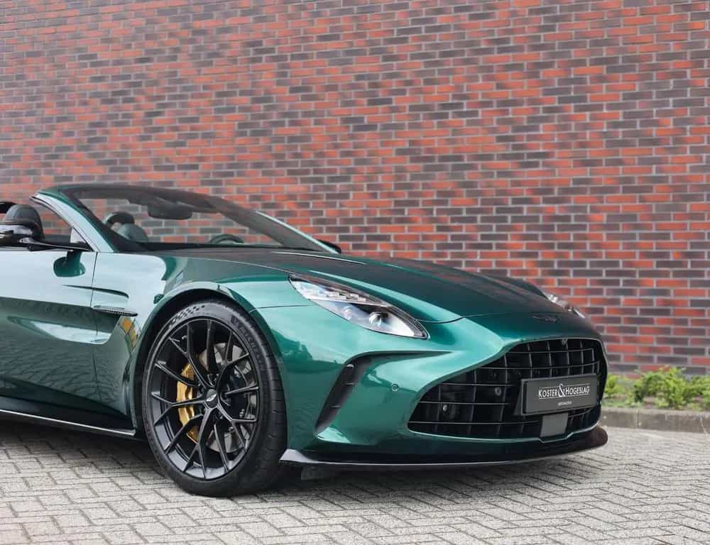 Aston Martin V8 Vantage Vantage Roadster 4.0 V8 | Malachite - B&W 09/2025-photo-17