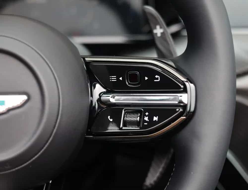 Aston Martin V8 Vantage Vantage Roadster 4.0 V8 | Malachite - B&W 09/2025-photo-33