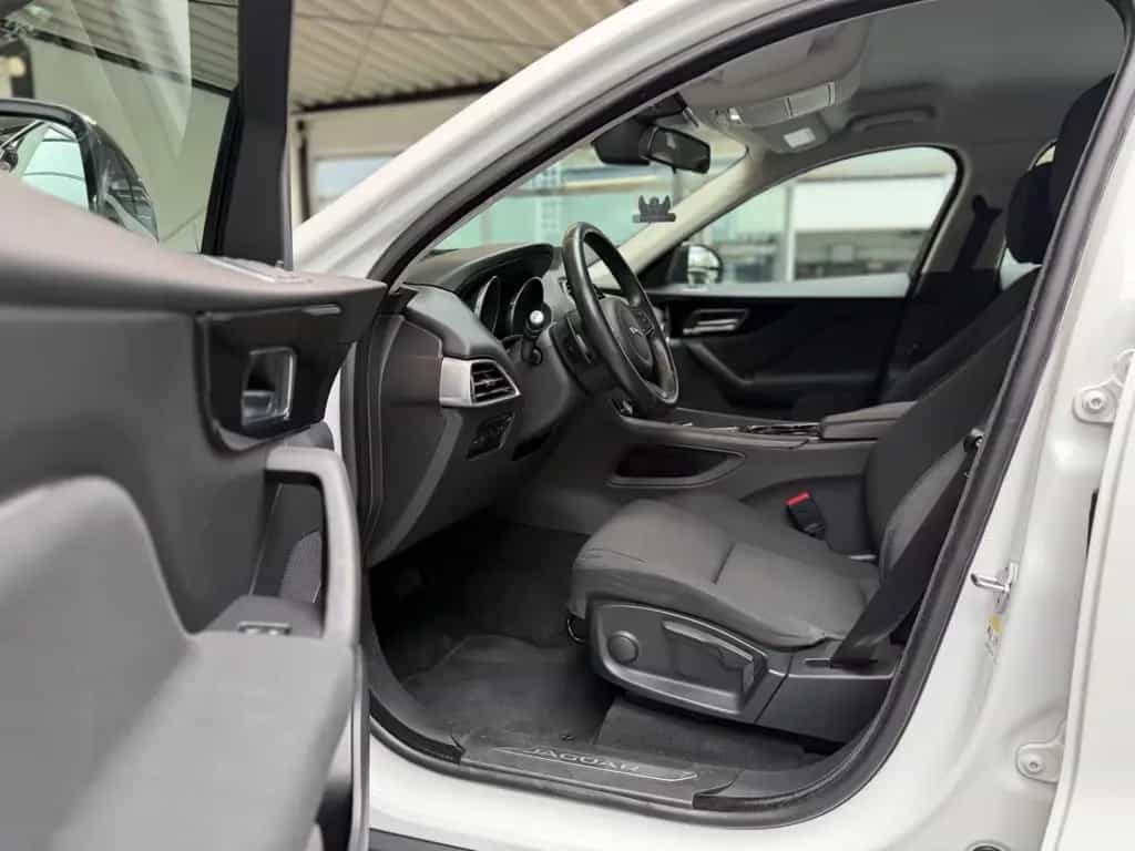 Jaguar F-Pace 2.0l  Pure AWD AHK/LED/Navi/BT/SHZ 06/2016-photo-9
