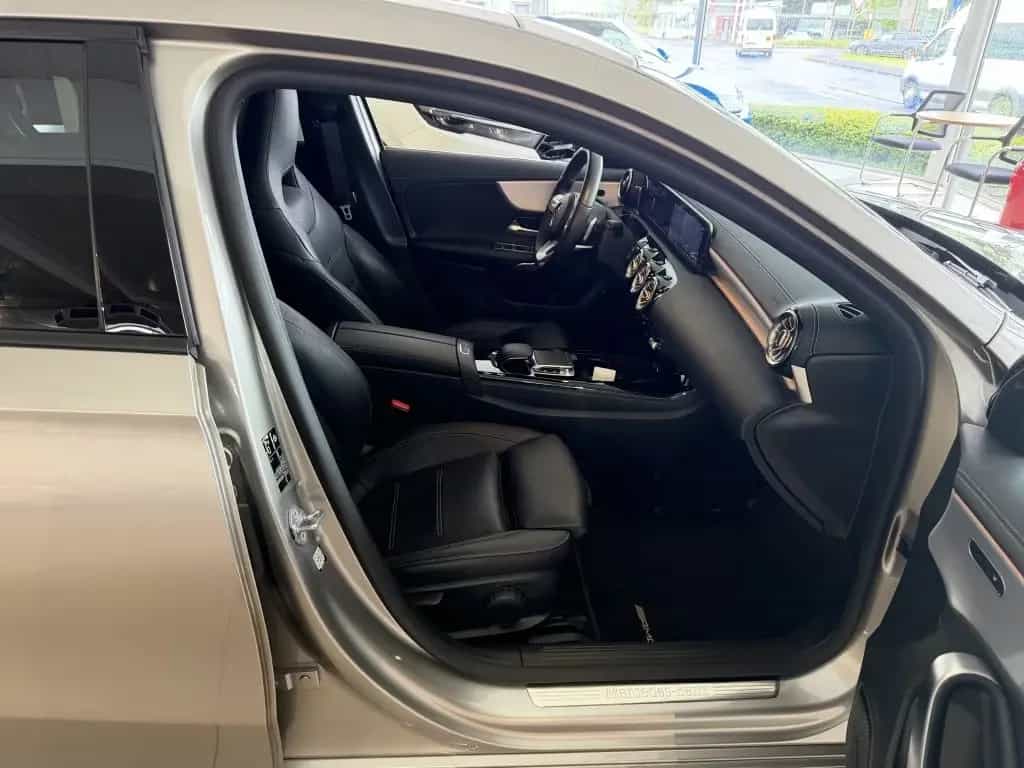 Mercedes-Benz A 180 7G-DCT AMG Line 04/2019-photo-18