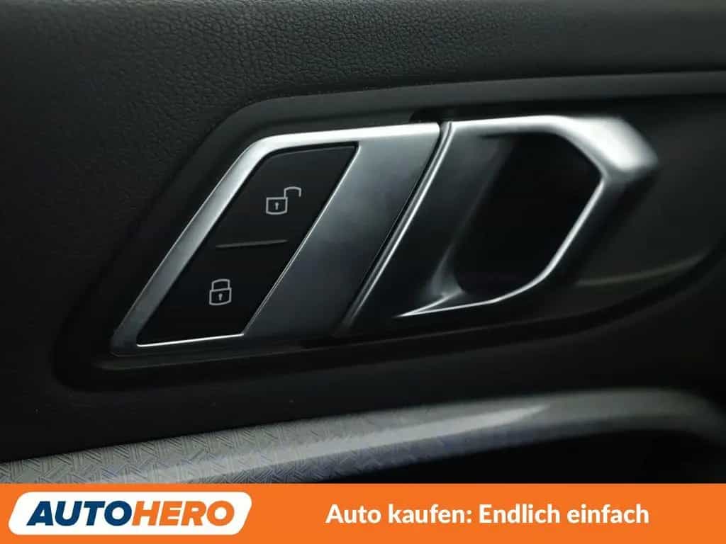 BMW M135 1er M135i xDrive Aut.*NAVI*HUD*LED* 11/2020-photo-25