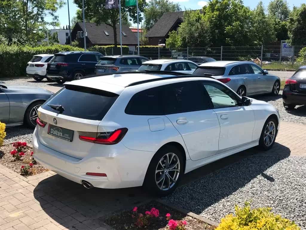 BMW 318 d Touring Panorama Kam ACC Leder Keyless 08/2023-photo-4