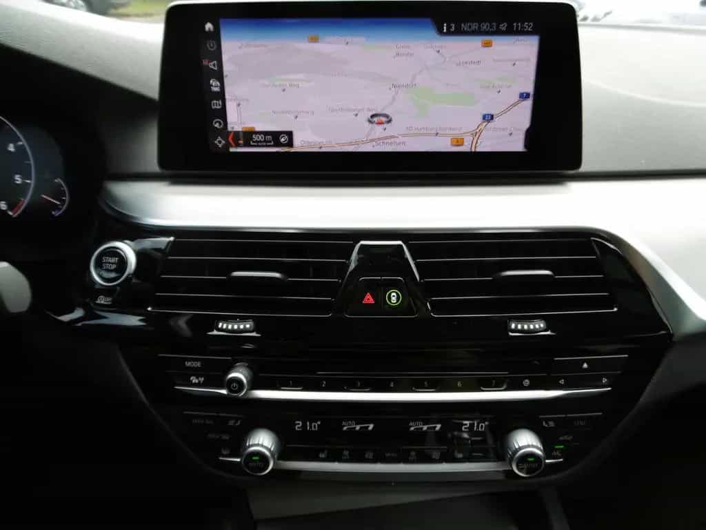 BMW 520 dA Touring Sport Line HUD LED Leder Nav Pano 06/2019-photo-7