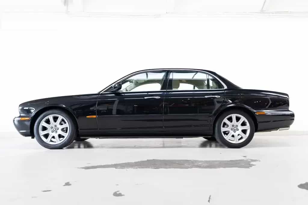 Jaguar XJ 3.5 V8 - Low Mileage - R Design - 07/2005-photo-2