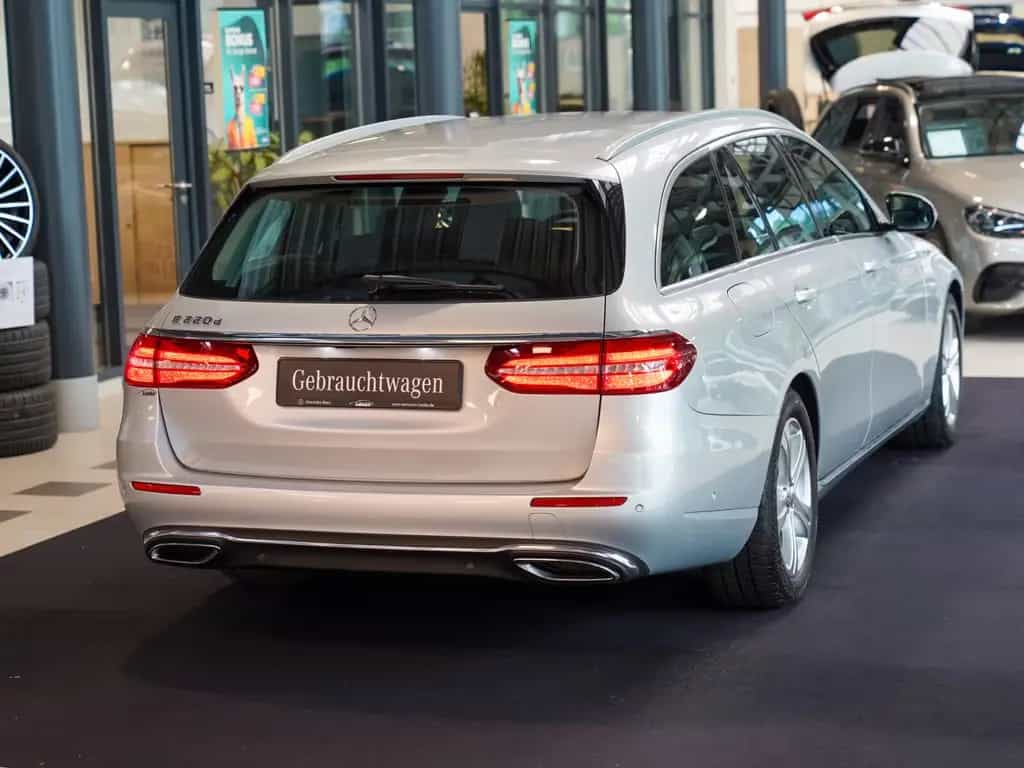 Mercedes-Benz E 220 d T AVANTGARDE AHK MULTIBEAM Kamera Totwi 02/2017-photo-2