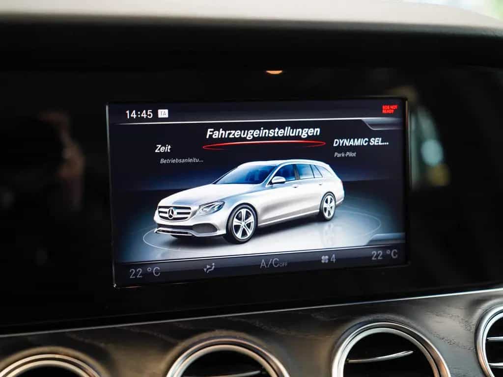 Mercedes-Benz E 220 d T AVANTGARDE AHK MULTIBEAM Kamera Totwi 02/2017-photo-22