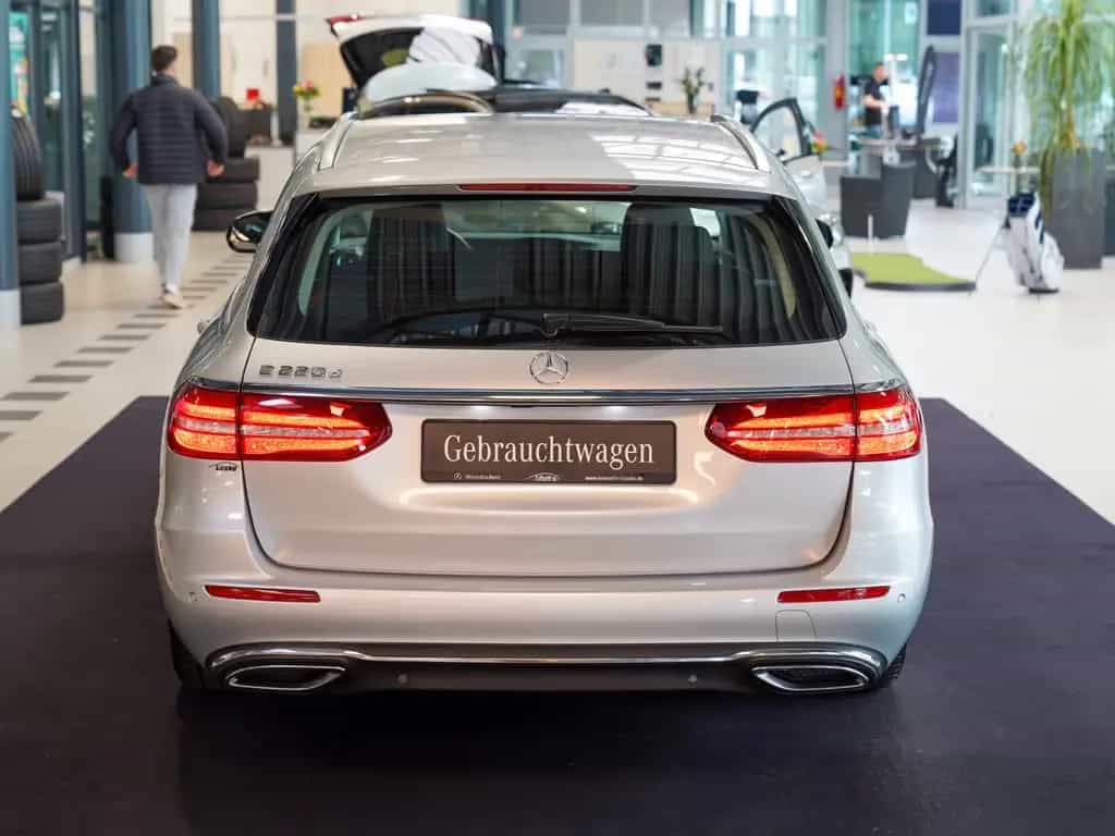 Mercedes-Benz E 220 d T AVANTGARDE AHK MULTIBEAM Kamera Totwi 02/2017-photo-3