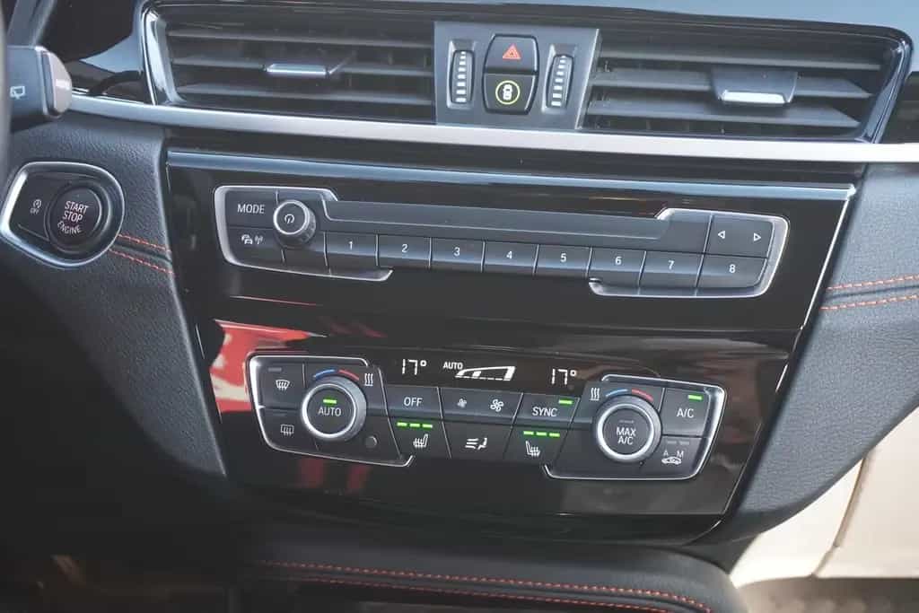 BMW X1 sDrive 18 i Advantage LED Navi Tempomat PDC 01/2020-photo-19