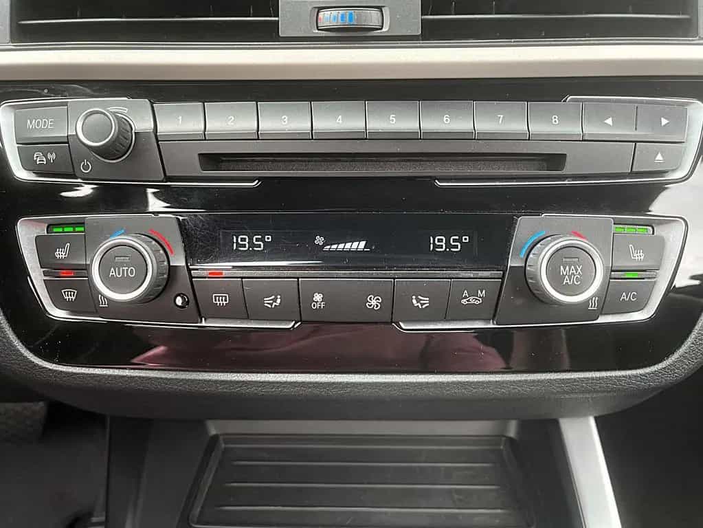 BMW 220 i Cabrio AUT Advantage LED H&K NAVI SHZ PDC 06/2018-photo-29
