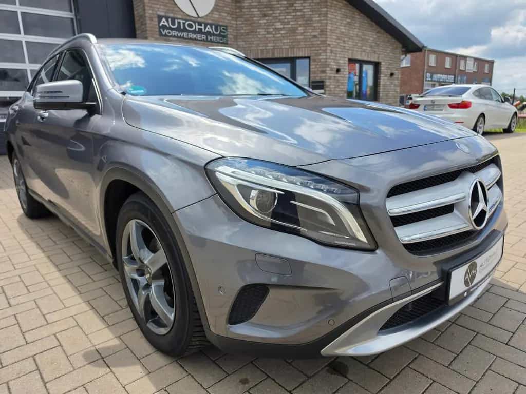 Mercedes-Benz GLA 200 Urban TÜV Neu/Bi-Xenon/Navi/Allwetterr. 10/2015-photo-1