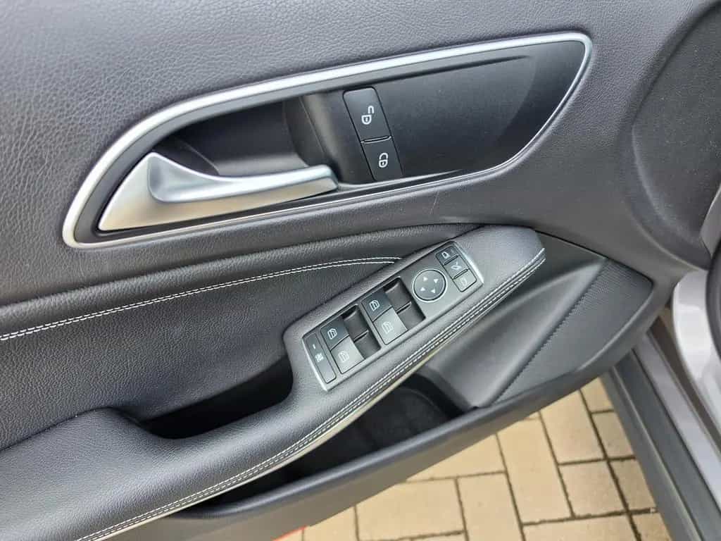 Mercedes-Benz GLA 200 Urban TÜV Neu/Bi-Xenon/Navi/Allwetterr. 10/2015-photo-27