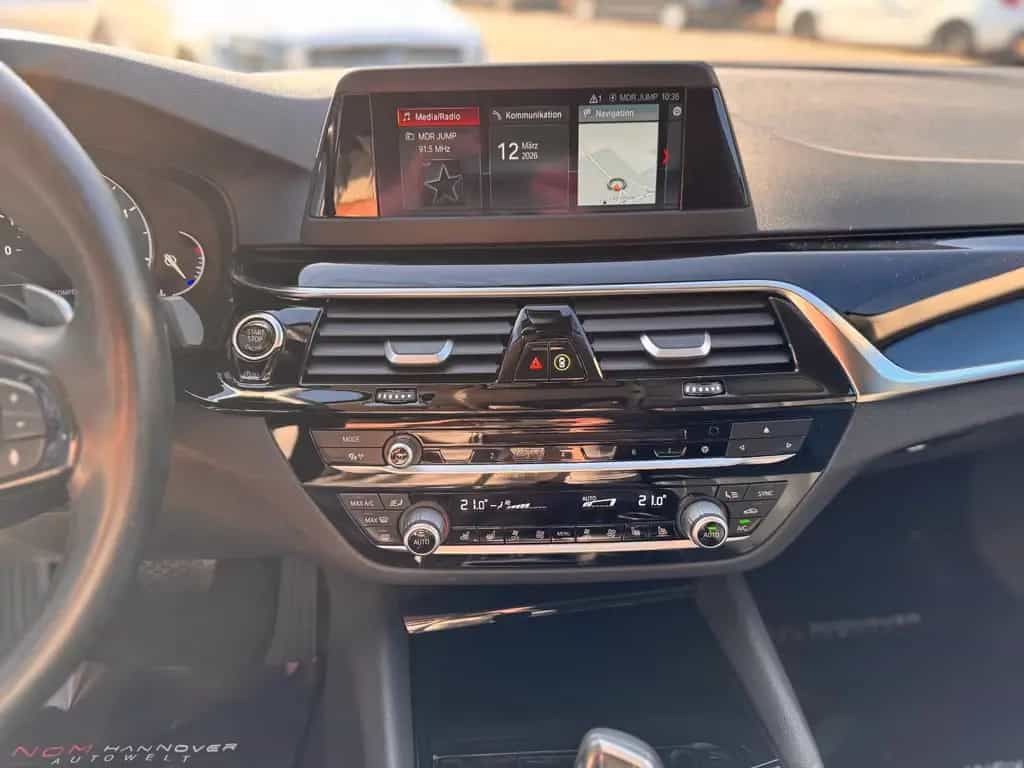 BMW 520 d xDrive Sport Line STHZ/SITZBELÜF./MASSAGE/R 10/2017-photo-12