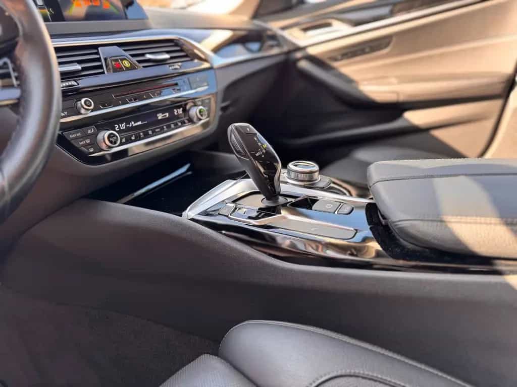BMW 520 d xDrive Sport Line STHZ/SITZBELÜF./MASSAGE/R 10/2017-photo-15