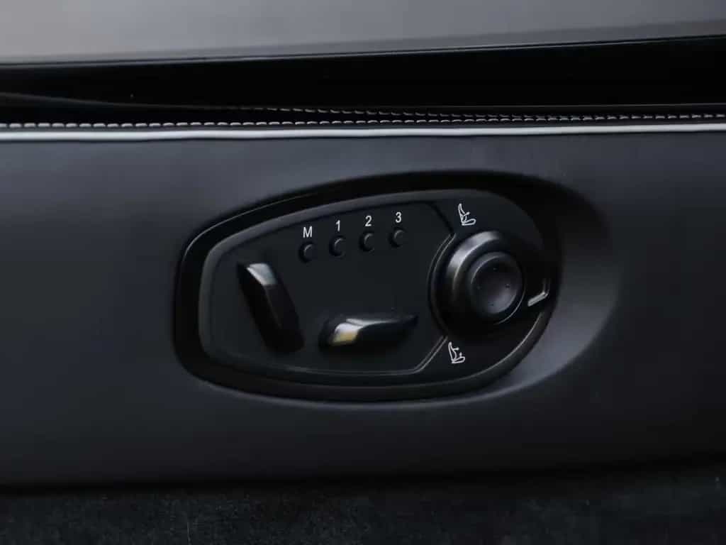 Aston Martin Vanquish Coupe 01/2025-photo-24