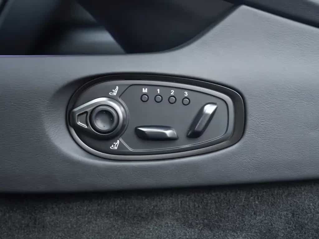 Aston Martin DB12 Volante 06/2026-photo-16