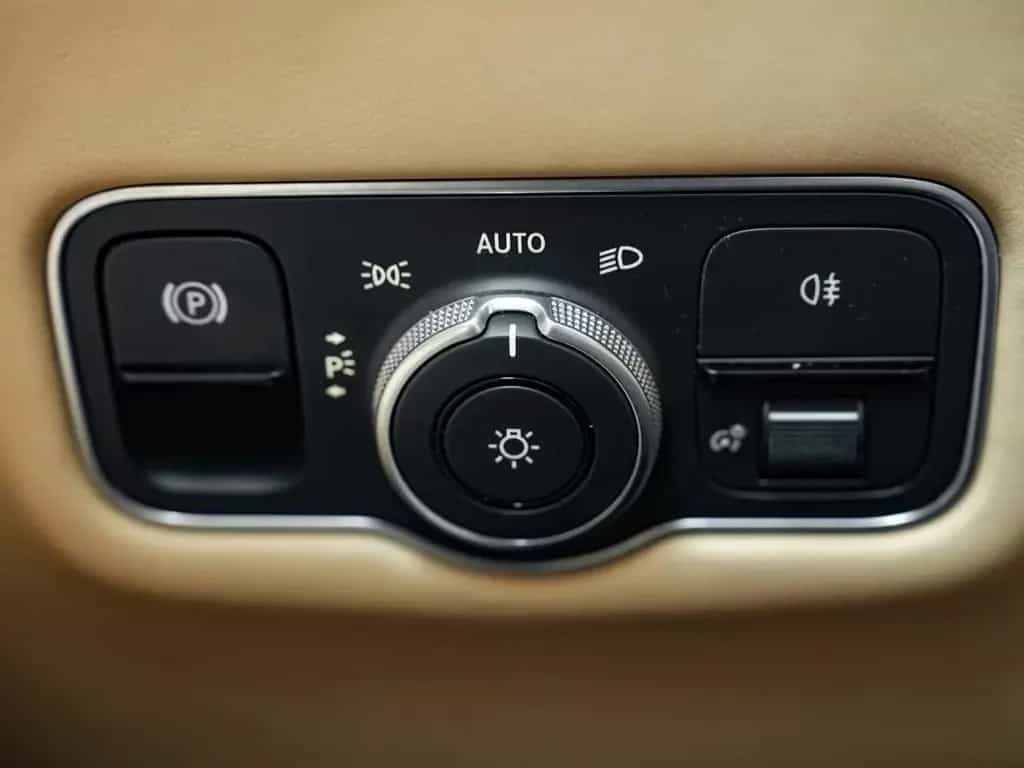 Aston Martin DB12 Volante 05/2024-photo-21