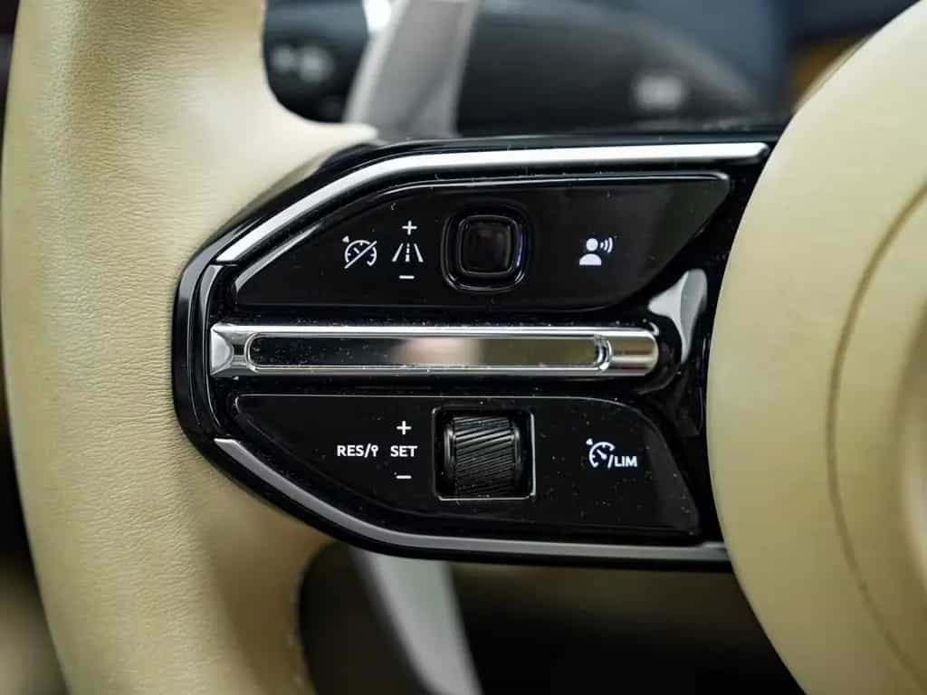 Aston Martin DB12 Volante 05/2024-photo-22