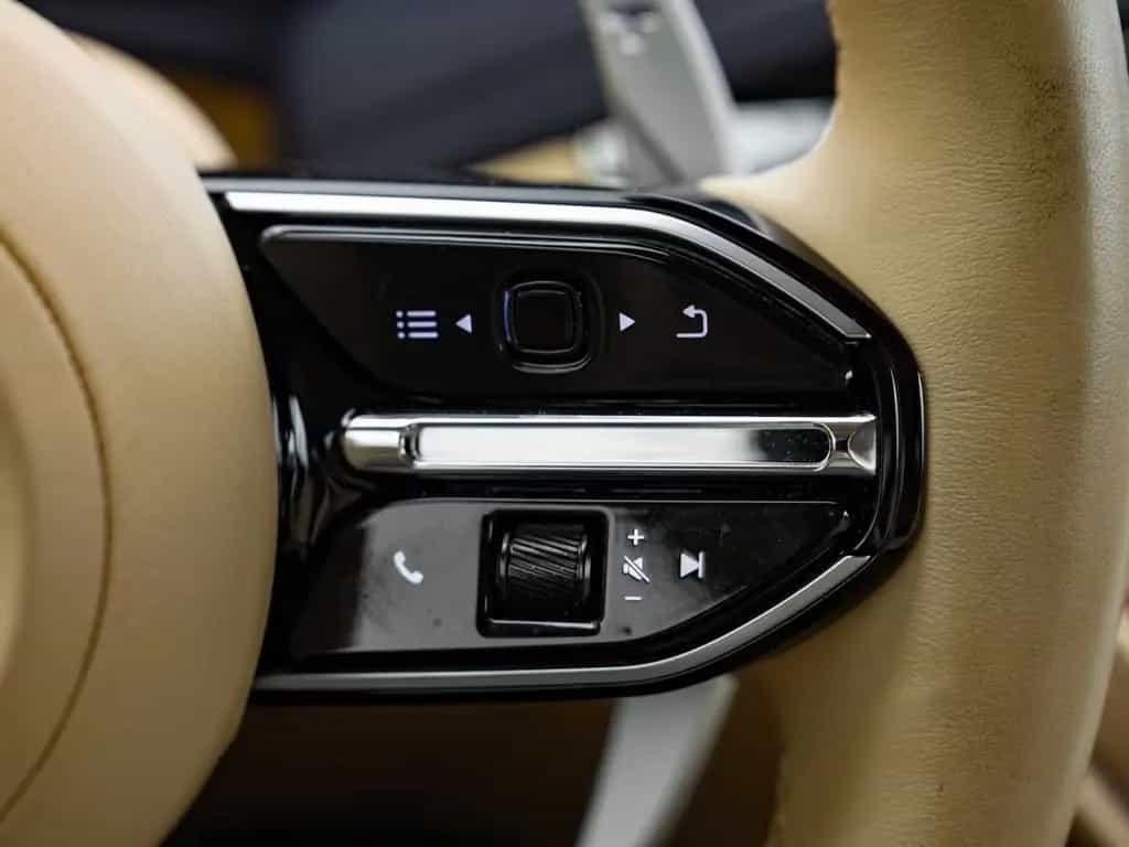 Aston Martin DB12 Volante 05/2024-photo-23