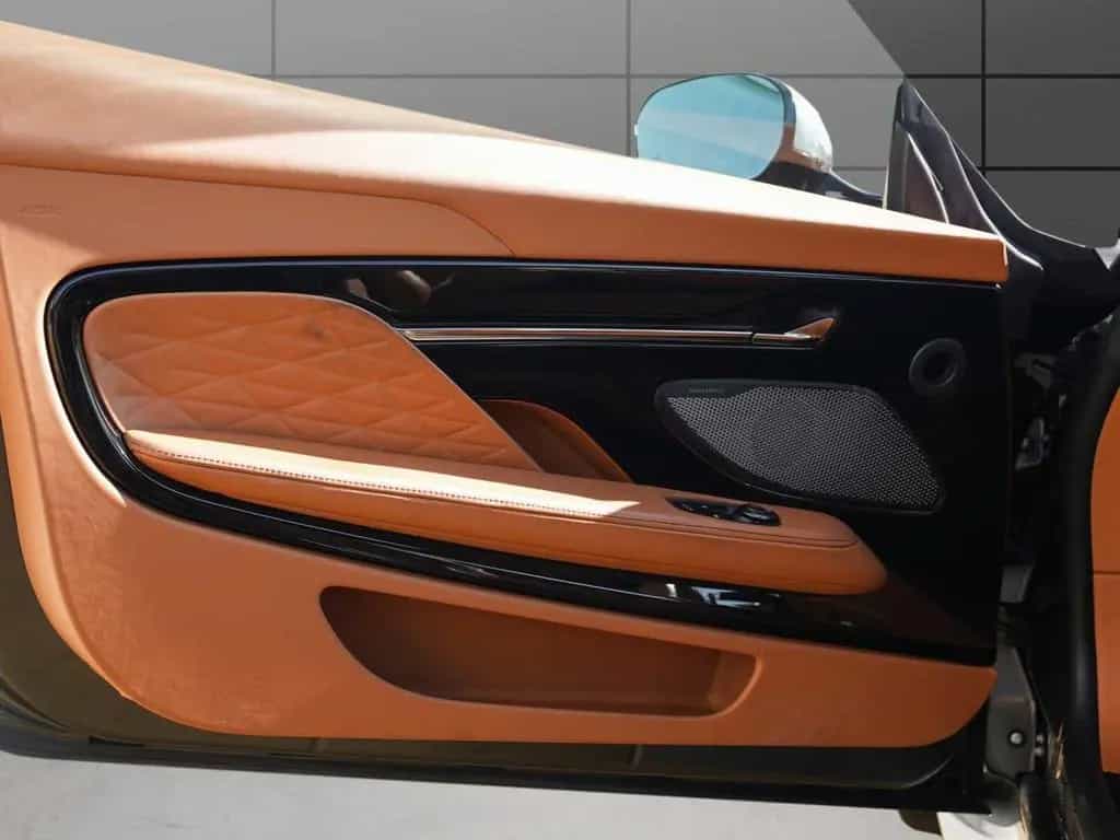 Aston Martin DB12 Volante 09/2024-photo-24