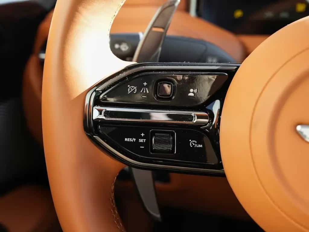 Aston Martin DB12 Volante 09/2024-photo-26