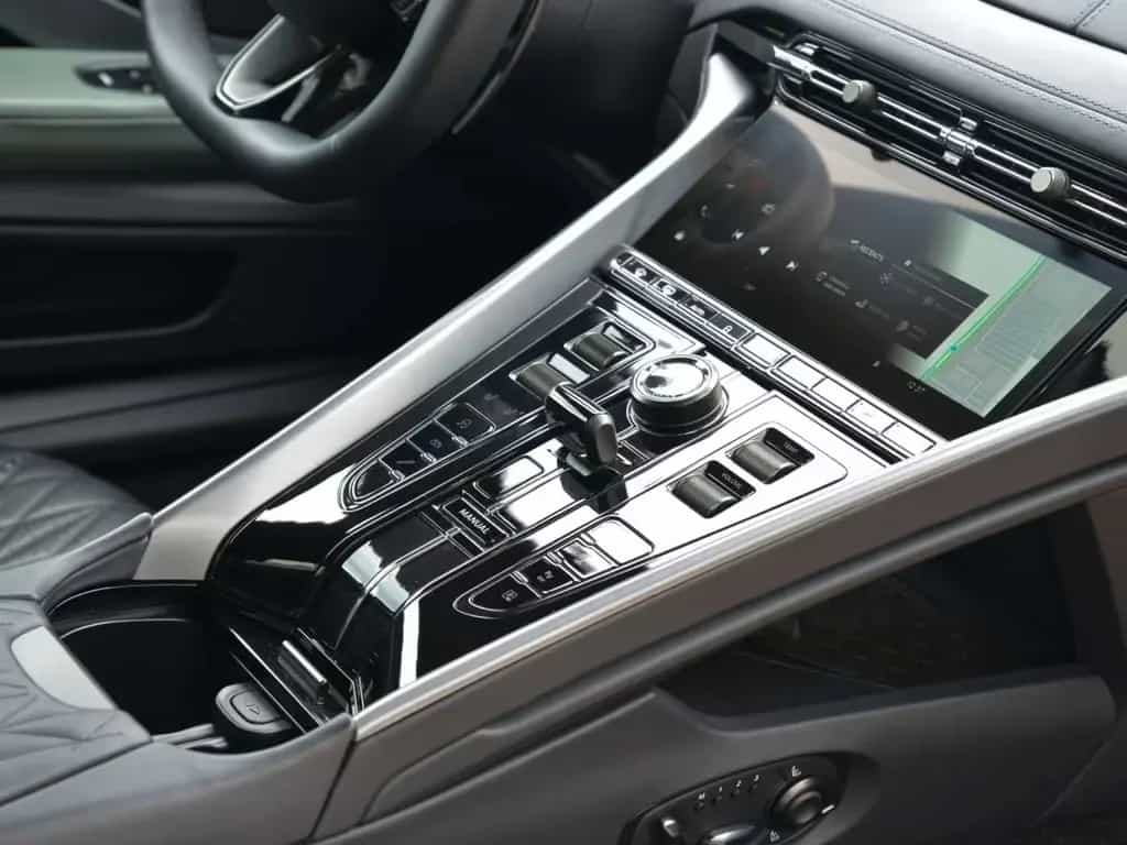 Aston Martin DB12 Coupe 09/2023-photo-22
