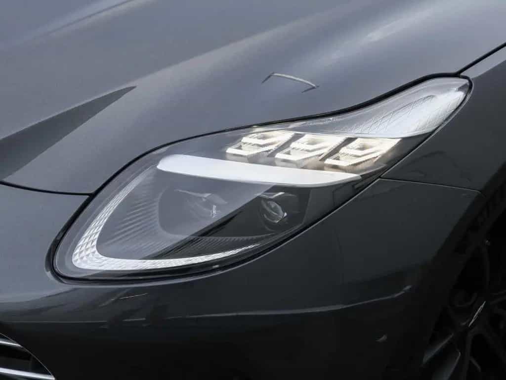 Aston Martin DB12 Coupe null-photo-10