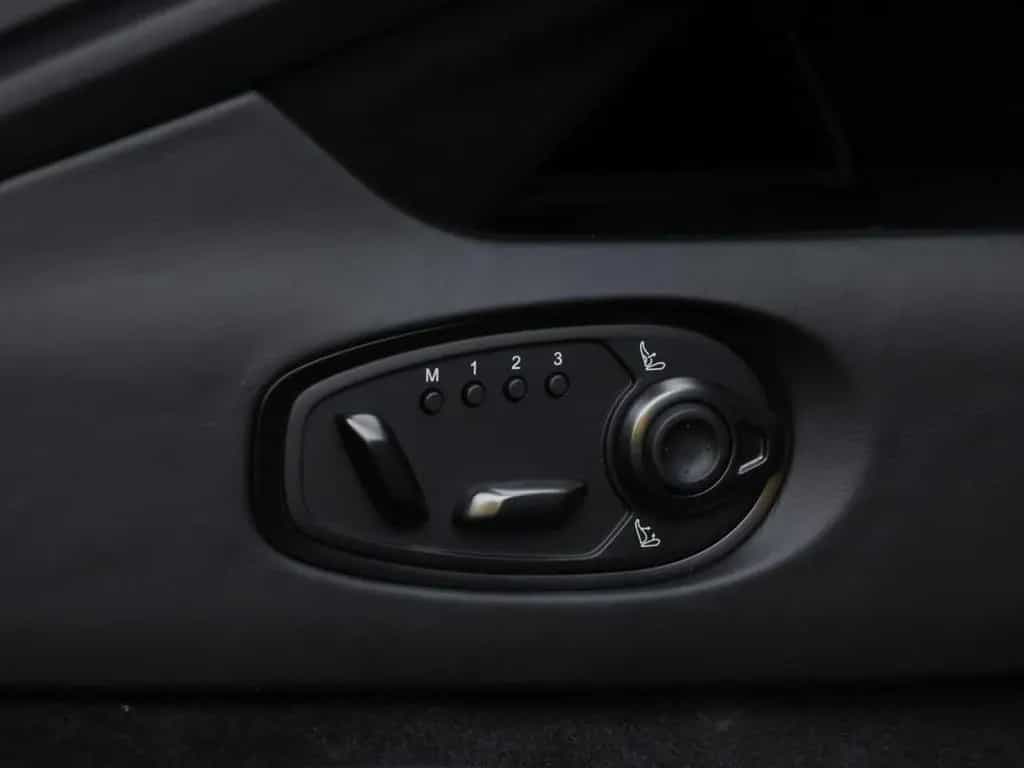 Aston Martin DB12 Coupe null-photo-23