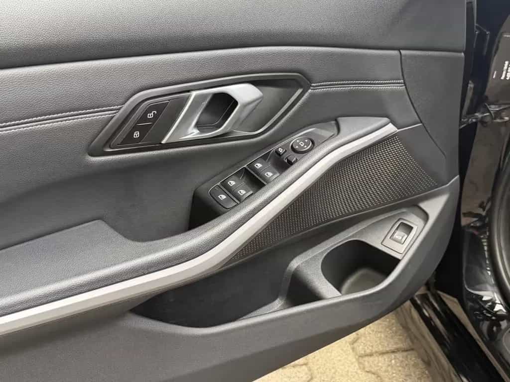 BMW 320 d Touring Advantage|LEDER|NAVI|LED|AHK|1.HAND 03/2020-photo-4