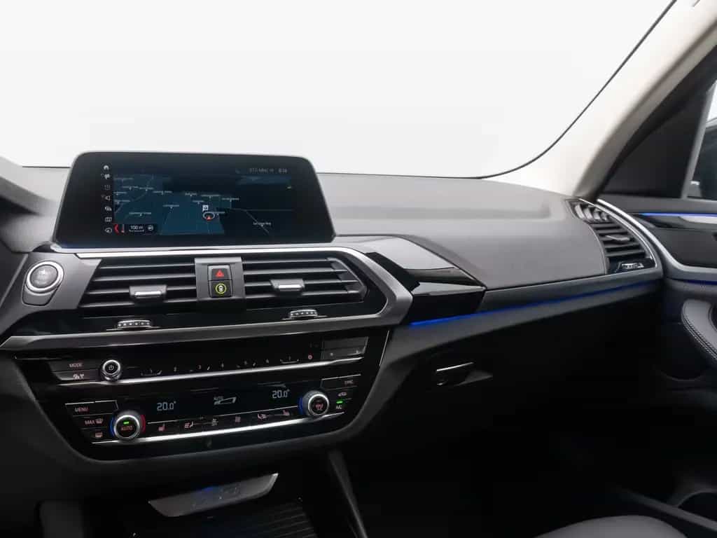 BMW X3 xD20d xLine Kamera DAB Memory AHK Komfort 19" 07/2021-photo-20