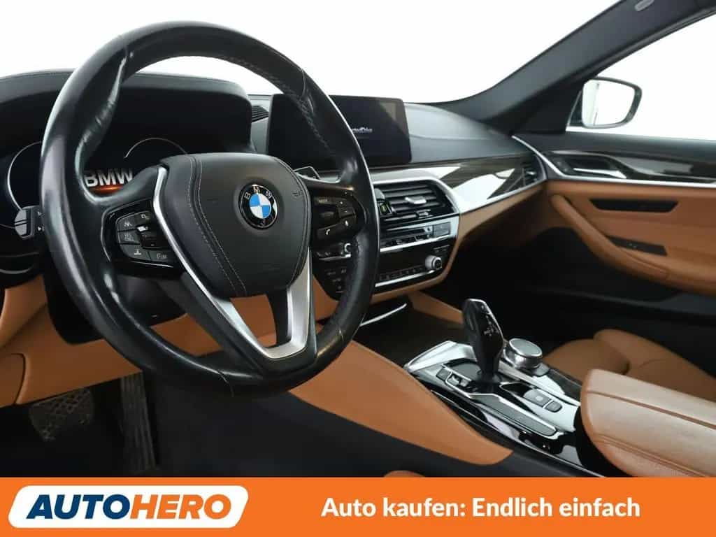 BMW 530 5er 530d xDrive Luxury Line Aut.*NAVI*ACC*PDC* 09/2017-photo-10