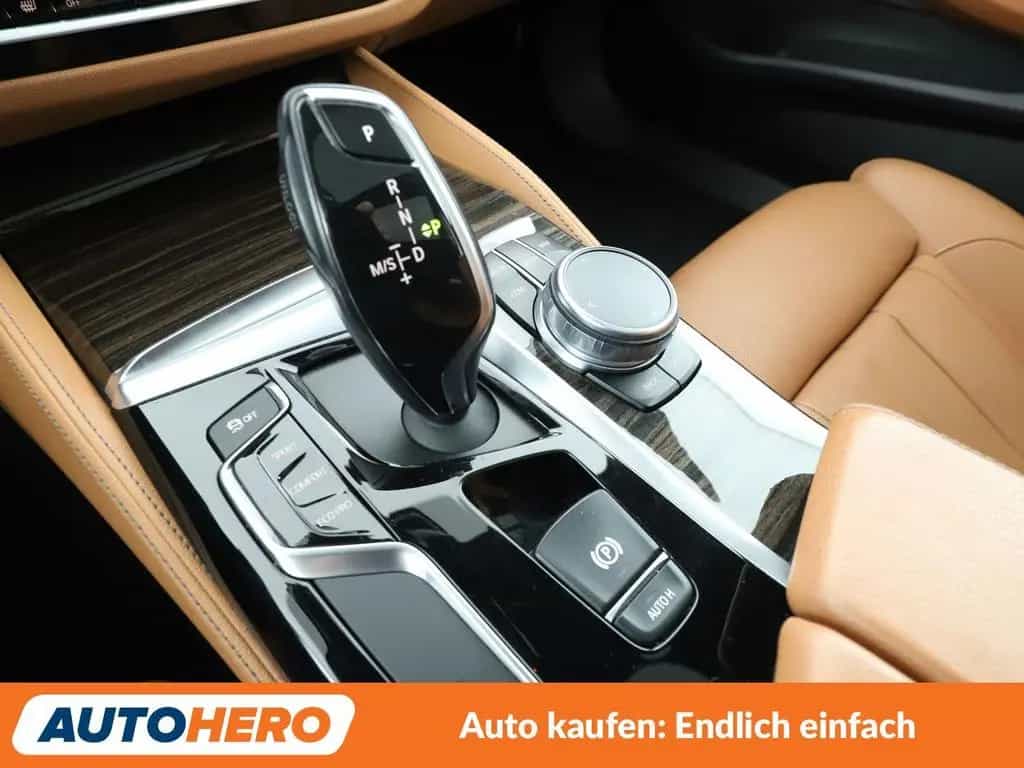 BMW 530 5er 530d xDrive Luxury Line Aut.*NAVI*ACC*PDC* 09/2017-photo-22
