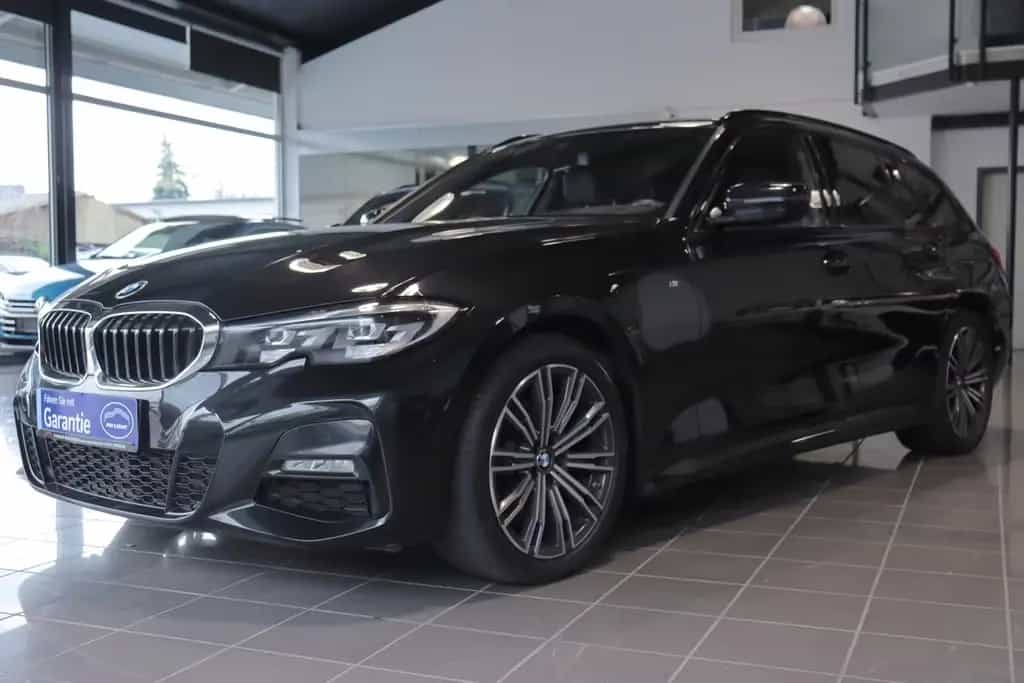 BMW 320 d Touring M Sport Pak. *VIRTUAL*AHK*HEAD-UP* 12/2021-photo-1