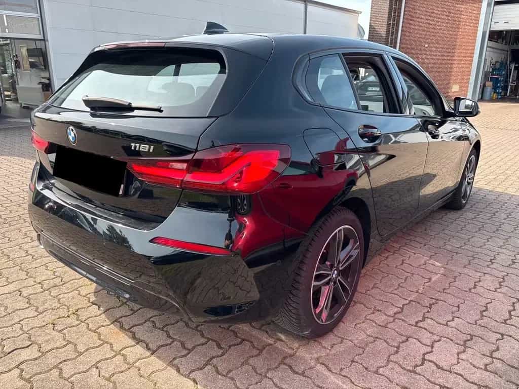 BMW 118 i Sport Line R-KAM KEYGO LED CARPLAY AMBIENTE 10/2021-photo-2