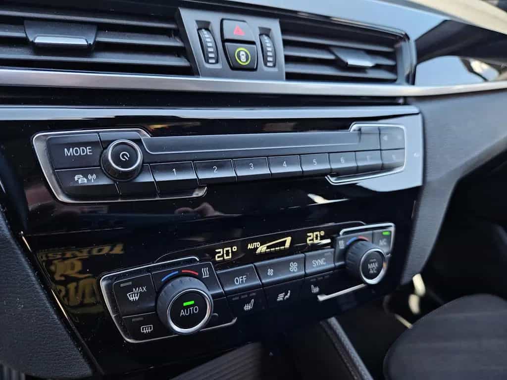 BMW X1 xDrive 20i Sport Line NAVI PDC SHZ AHK 1.HAND 11/2017-photo-17