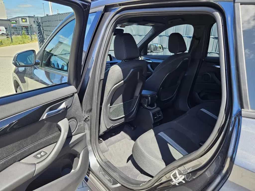 BMW X1 xDrive 20i Sport Line NAVI PDC SHZ AHK 1.HAND 11/2017-photo-24