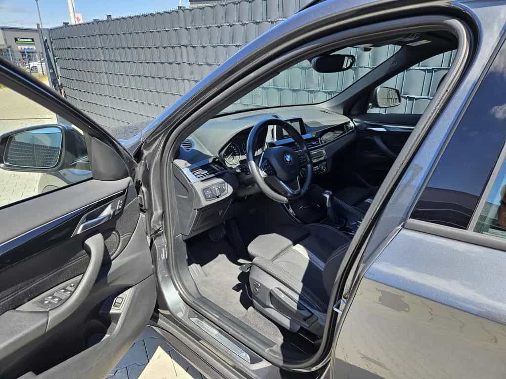 BMW X1 xDrive 20i Sport Line NAVI PDC SHZ AHK 1.HAND 11/2017-photo-9