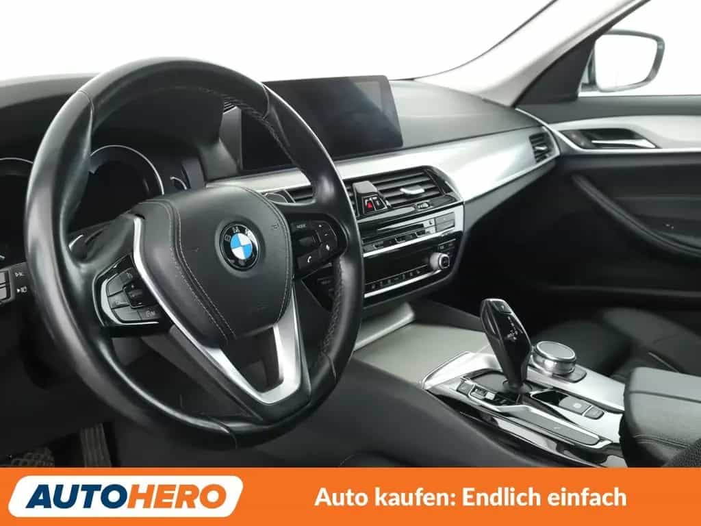 BMW 530 i xDrive Sport Line Aut.*NAVI*LED*HUD*CAM*PDC 05/2017-photo-10