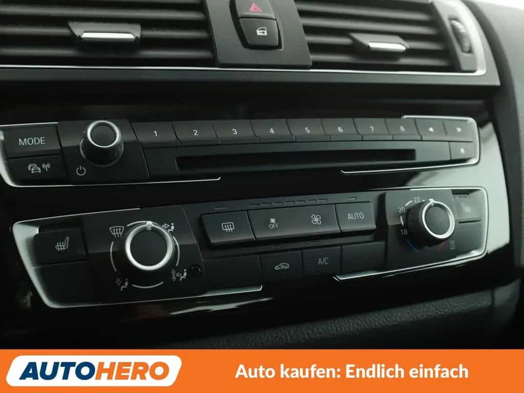 BMW 118 i Sport Line Aut.*NAVI*LED*TEMPO*PDC*SHZ* 07/2016-photo-23