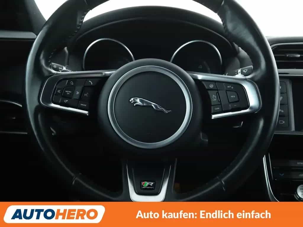 Jaguar XE 20d R-Sport Aut*NAVI*XENON*TEMPO*CAM*PDC*SHZ* 09/2015-photo-18