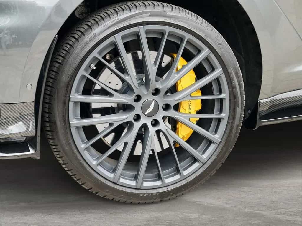 Aston Martin DBX 707 Magneti Silver / Phantom Grey Carbon Ext 03/2023-photo-11