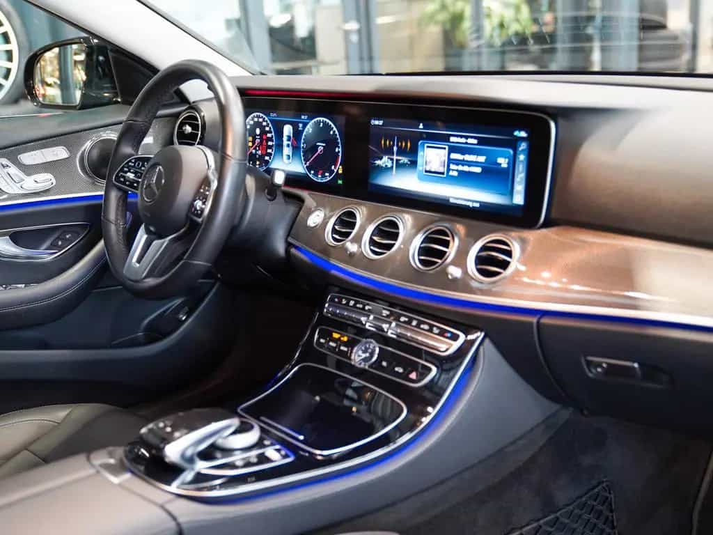 Mercedes-Benz E 220 d AVANTGARDE Leder Schiebedach Standheizun 11/2018-photo-10